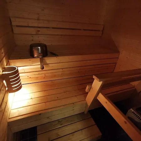 Naekoealahuoneisto 413 Syöte